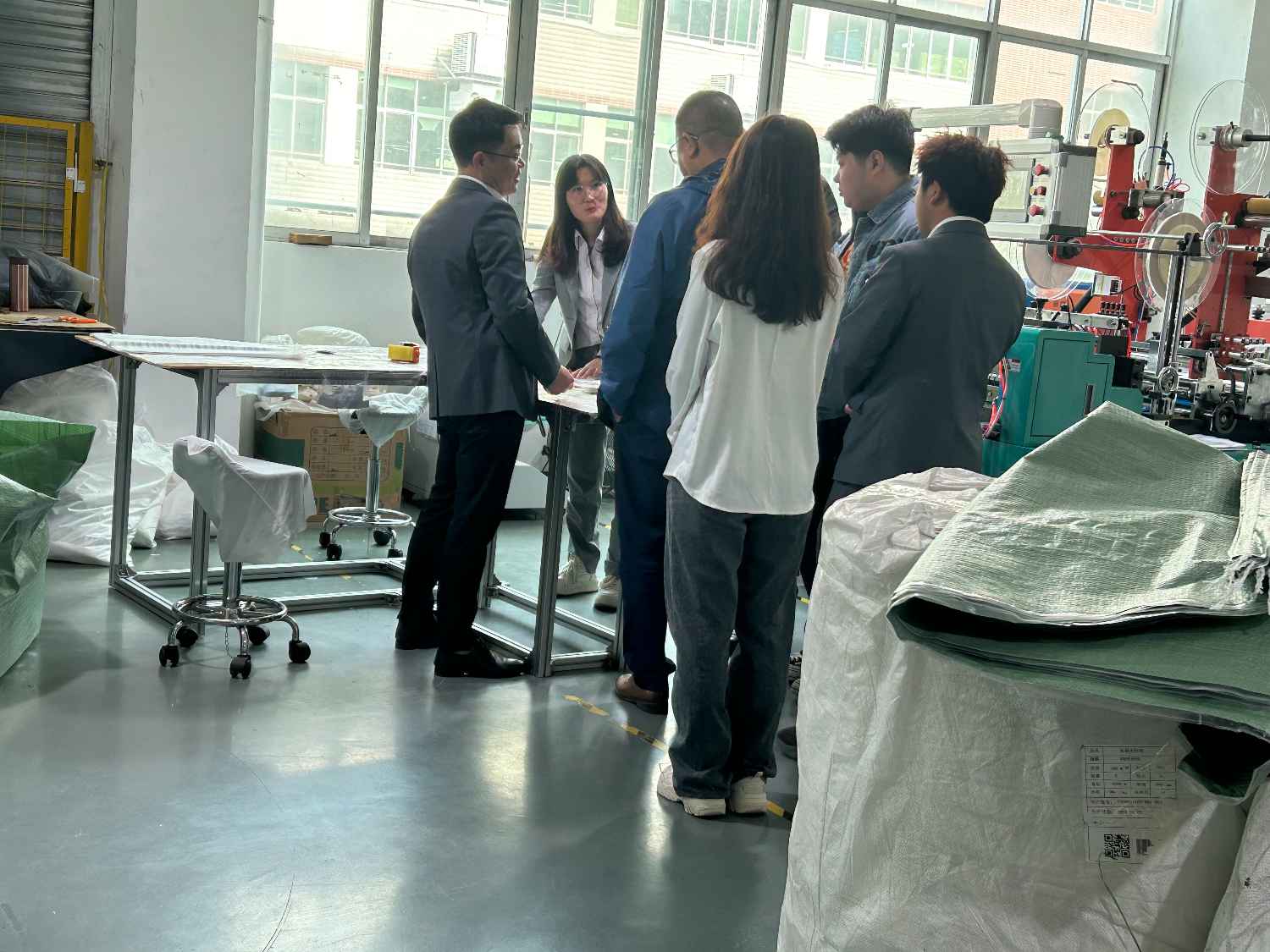 國際合作伙伴深度考察，共謀發(fā)展 —— 外國客戶訪問久信達科技生產(chǎn)車間(圖3)