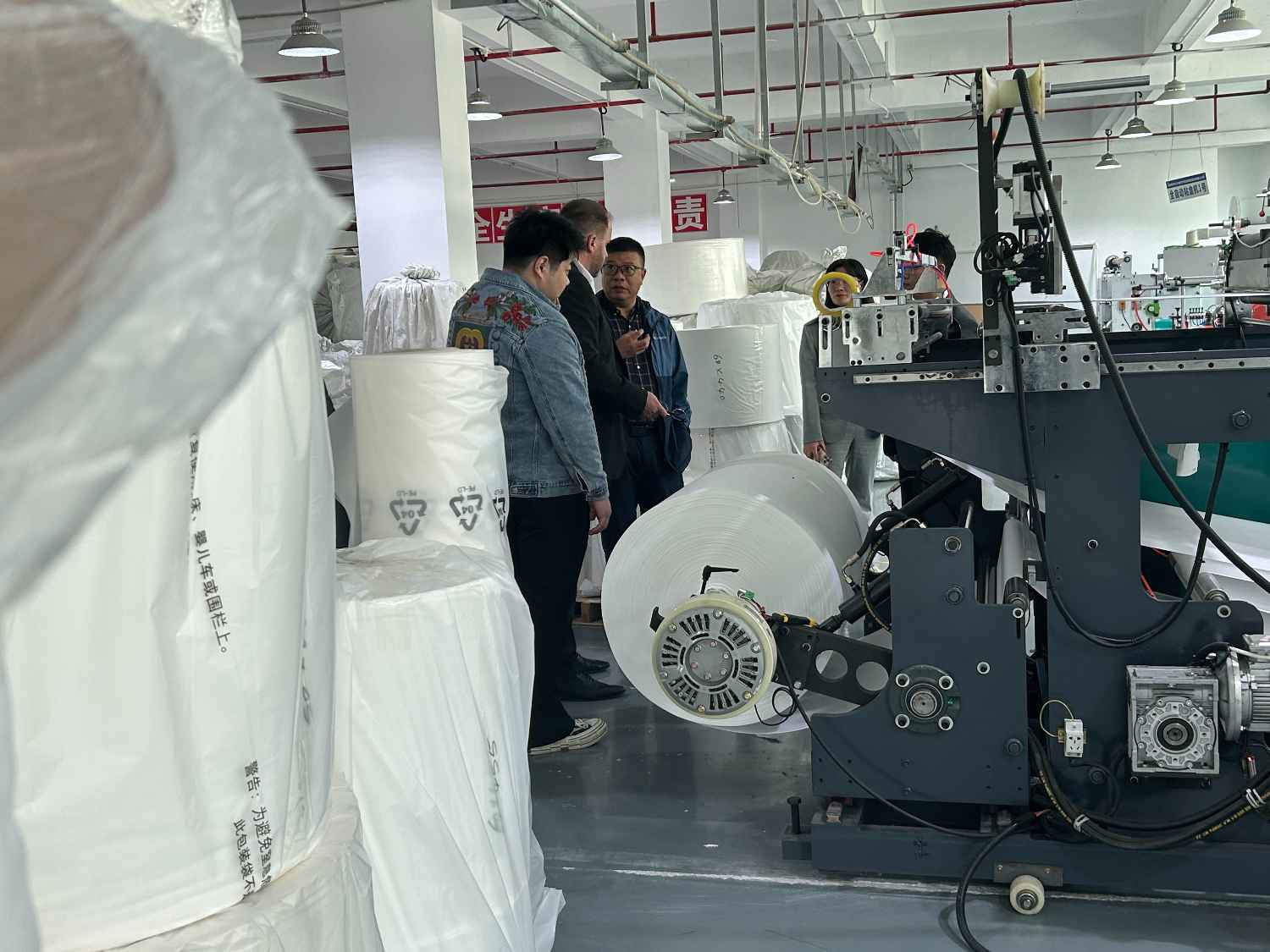 國際合作伙伴深度考察，共謀發(fā)展 —— 外國客戶訪問久信達科技生產(chǎn)車間(圖4)